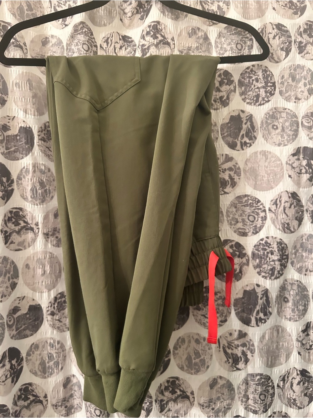 FIGS WOMEN HIGH WAISTED JOGGERS. MEDIUM PETITE. DARK OLIVE.